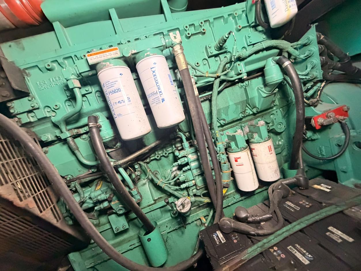 Cummins engine fuel filters and service side - 2014 CPG C900 D5 Cummins containerised generator
